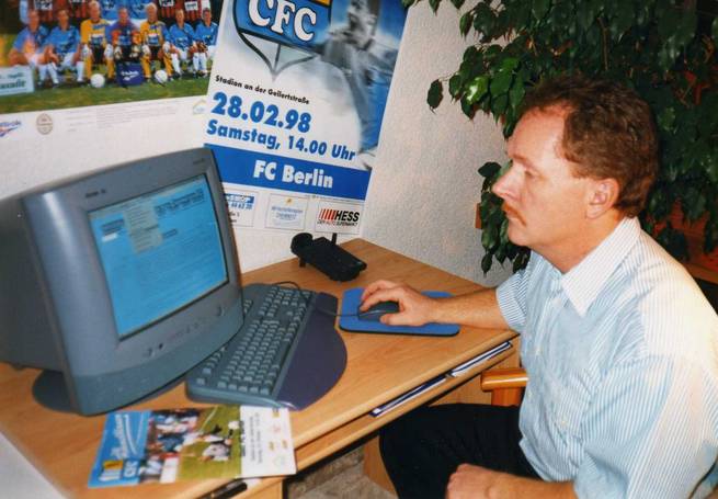 1998 - Arbeitsplatz an dem die ersten Seiten programmiert wurden.
