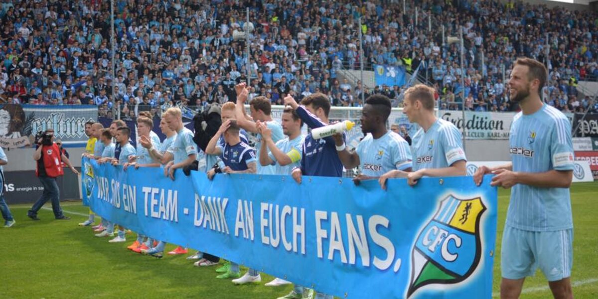 "Wir sind ein Team - Dank an Euch Fans!". Foto: Ernesto Uhlmann