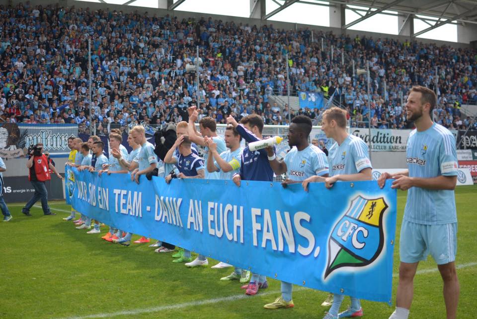 "Wir sind ein Team - Dank an Euch Fans!". Foto: Ernesto Uhlmann